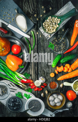 Paprika Tomate Gurke grüne Zwiebel Knoblauch Stockfoto