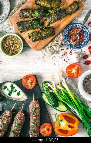 Kebab mit Dolma, Gewürzen und Gemüse. Vertikale Konzept Nahost, Asien und kaukasische Küche Stockfoto