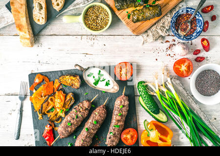 Kebab mit Dolma, Gewürzen und Gemüse. Konzept-Nahost, Asien und kaukasische Küche horizontale Stockfoto