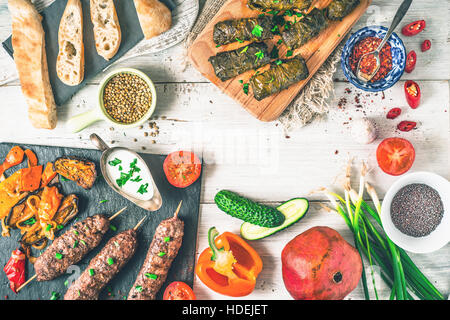 Kebab mit Dolma, Gewürzen und Gemüse. Konzept-Nahost, Asien und kaukasische Küche-Draufsicht Stockfoto