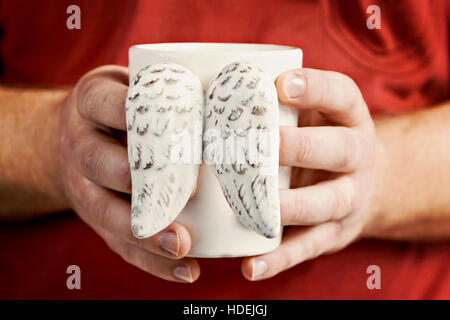 Mannes Hand hält eine Tasse Vintage shabby Flügel Nahaufnahme. Stockfoto