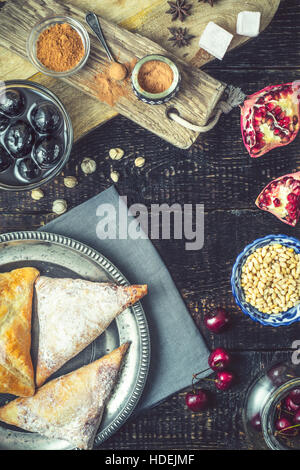 Baklava Walnuss Marmelade Sternanis Blätterteig Brötchen Kaffee Stockfoto