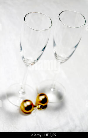 zwei Gläser und Goldene Weihnachten Kugeln Nahaufnahme Draufsicht. Stockfoto
