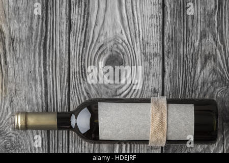 Flasche Wein auf der hölzernen Tischplatte-Ansicht Stockfoto
