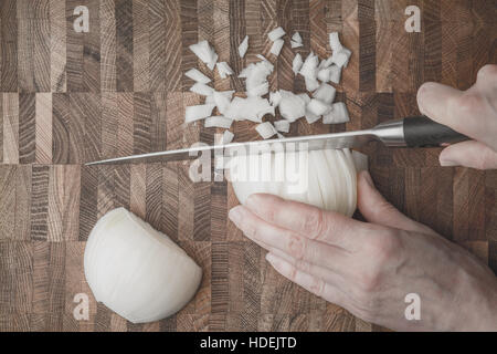 Schneiden Zwiebel auf das Holzbrett-Draufsicht Stockfoto