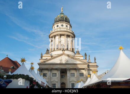 Der Weihnachtsmarkt auf dem Gendarmenmarkt in Berlin, Deutschland Stockfoto