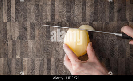 Schneiden Kartoffeln auf dem Holzbrett-Draufsicht Stockfoto