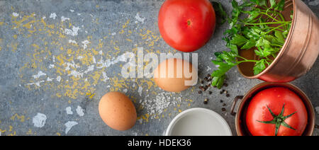 Zutaten für gebackenen Eiern mit Tomaten auf dem Stein Tisch Breitbild Stockfoto