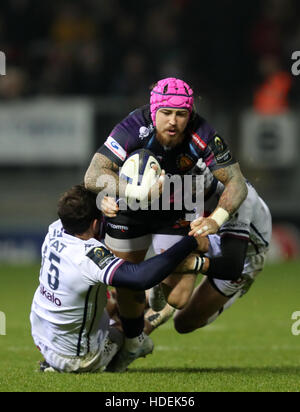 Exeter Chiefs Jack Nowell von Bordeaux Begles Jean Marcellin Buttin und Romain Lonca angegangen wird, während der European Champions Cup, fünf Pool match bei Sandy Park, Exeter. Stockfoto