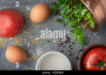 Zutaten für gebackenen Eiern mit Tomaten auf den steinernen Tisch-Top anzeigen Stockfoto