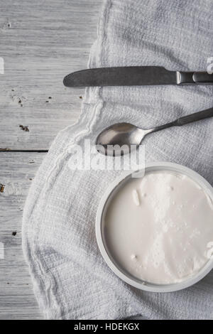 Ricotta mit Besteck und Serviette auf den vertikalen weißen Holztisch Stockfoto