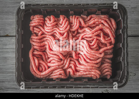 Rohes Hackfleisch in der Kunststoff Box-Draufsicht Stockfoto