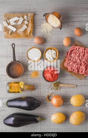 Zutaten für Moussaka auf dem weißen Tisch vertikal Stockfoto