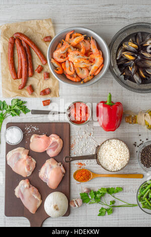 Zutaten für Paella auf dem weißen Tisch vertikal Stockfoto