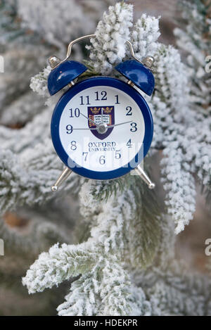 Oxford University Wecker auf einem Weihnachtsbaum Stockfoto