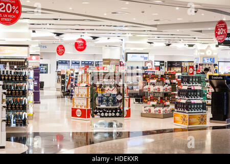 England, London, Heathrow Flughafen, Terminal 2. Departure Lounge Interieur. World Duty Free Shop, geöffnet mit Waren auf Anzeige, Schilder hängen, 20%. Stockfoto