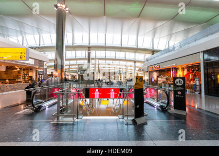 England, London, Heathrow Flughafen, Terminal 2. Departure Lounge Interieur. Obergeschoss, Rolltreppe und Yo Sushi Restaurant und Food Court. Stockfoto