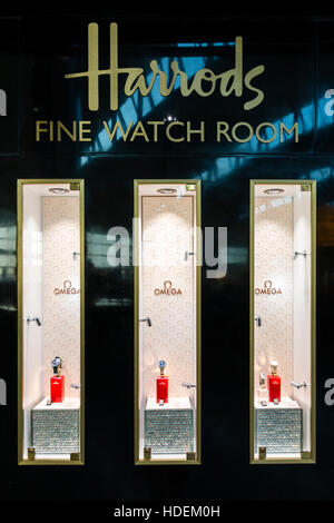 London, Heathrow Flughafen, Terminal 2. Duty Free Bereich der Abflughalle. Harrods fine watch Zimmer. Drei Fenster jedes Display mit einem beobachten. Stockfoto