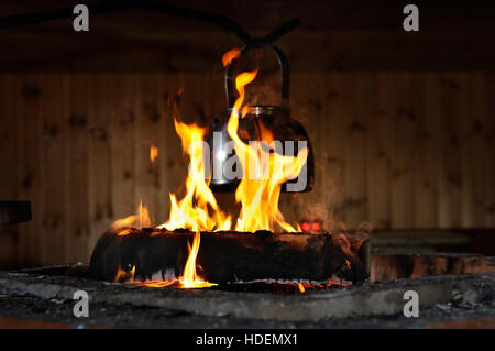 Wasserkocher ist auf Feuer, Finnland setzen. Stockfoto