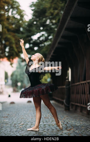 Ballerina posiert in der Innenstadt Stockfoto