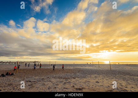 Adelaide, Australien - 16. August 2015: Menschen spielen Sie Volleyball am Glenelg Beach, an einem sonnigen Abend Stockfoto