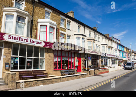 Traditionelle Pensionen und kleine Hotels auf Woodfield Road, Blackpool, nicht weit vom Meer. Stockfoto