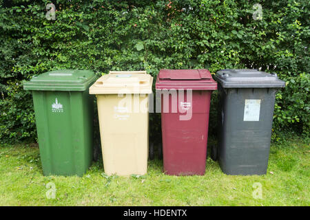 Bolton Rat Hausmüll und recycling-Behälter für Gartenabfälle, Essensreste, Papier, Karton, Dosen, Flaschen und Restmüll. Stockfoto