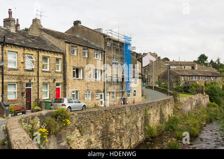 Dobb Lane und River Holme, Holmbridge, West Yorkshire, ein oft verwendeter Speicherort in der Verfilmung von BBC, "Last of the Summer Wine". Stockfoto