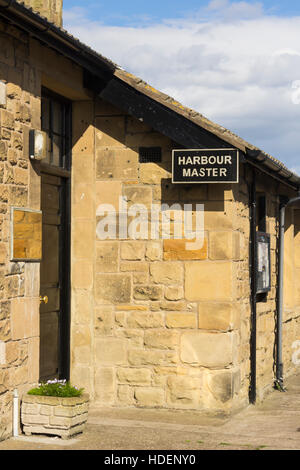 Die Hafenmeisterei am Kai in Northumberland schlendern. Auch bekannt als "Warkworth Castle Harbour". Stockfoto