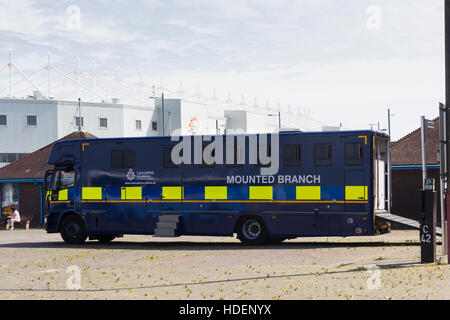 Polizei Pferdetransporter geparkt in der Nähe von Bloomfield Road, das Blackpool Football Club Stadium an einem spielfreien Tag. Stockfoto