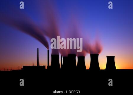 dramatischen Sonnenuntergang über Kohle-Kraftwerk Stockfoto