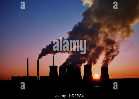 dramatischen Sonnenuntergang über Kohle-Kraftwerk Stockfoto