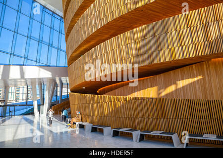 Foyer des Opernhauses in Oslo. High-Tech-Innenraum. Stockfoto