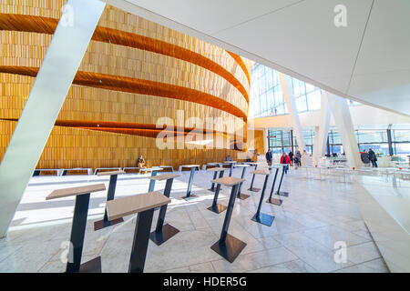 Foyer des Opernhauses in Oslo. High-Tech-Innenraum. Stockfoto