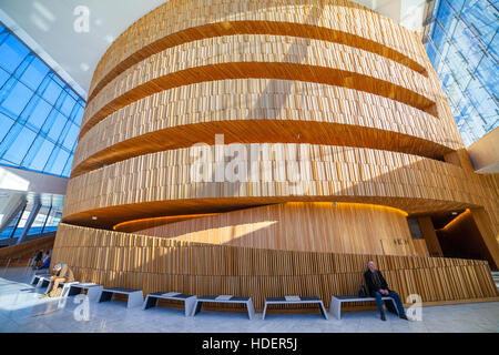 Foyer des Opernhauses in Oslo. High-Tech-Innenraum. Stockfoto