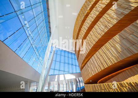 Foyer des Opernhauses in Oslo. High-Tech-Innenraum. Stockfoto