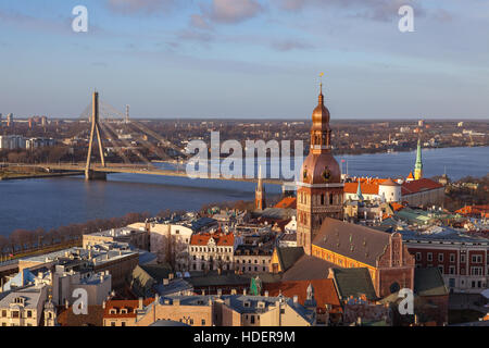 Aerial Sieden Tag Blick auf Altstadt und Fluss Daugava aus St. Peter Kirche, Dom zu Riga, Lettland Stockfoto