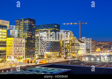 Bjorvika Geschäftsviertel (Barcose). Nacht Stadtbild. Stockfoto