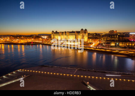 Abends Blick auf das Haus an die Stadt am Wasser, beleuchtet von Nachtbeleuchtung in Oslo, Norwegen. Stockfoto