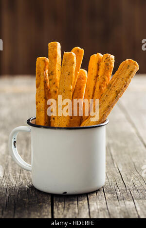 Knuspriges Brot klebt in alte Tasse. Stockfoto