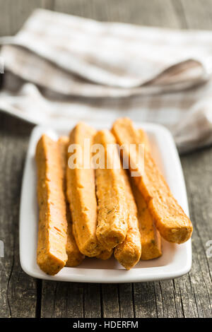 Knuspriges Brot klebt auf Platte. Stockfoto