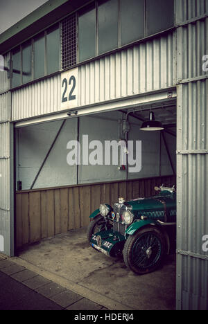 Auto, Oldtimer Garage, Oldtimer MG, Silber Stockfotografie - Alamy