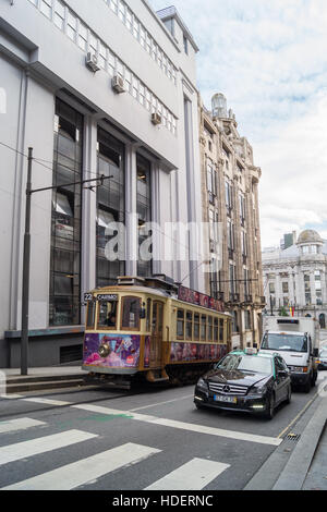 Ein Vintage elektrische Straßenbahn neben Autos auf der Strecke Nr. 22 von Batalha Carmo, Porto (Oporto), Portugal Stockfoto