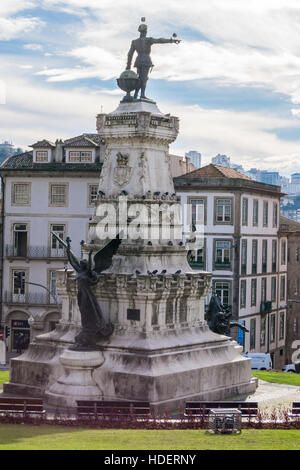 Statue von Heinrich dem Seefahrer von Tomás Costa 1894 und Mercado Ferreira Borges, Jardim Infante Dom Henrique, Porto Portugal Stockfoto