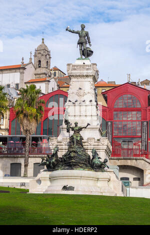 Statue von Heinrich dem Seefahrer von Tomás Costa 1894 und Mercado Ferreira Borges, Jardim Infante Dom Henrique, Porto Portugal Stockfoto