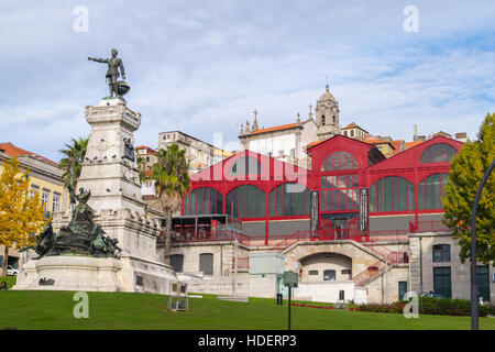 Statue von Heinrich dem Seefahrer von Tomás Costa 1894 und Mercado Ferreira Borges, Jardim Infante Dom Henrique, Porto Portugal Stockfoto