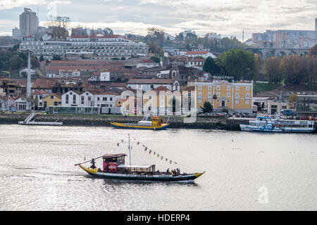 Cruz Unternehmen Rabelo Hafen Boot, Fluss Douro, Vila Nova De Gaia, Porto, Portugal, in der Abenddämmerung von der Ribeira gesehen Stockfoto