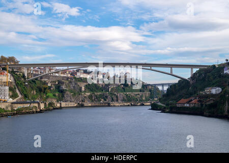 Ponte Infante Dom Henrique, 2003, Beton-Bogenbrücke, Fluss Douro, Porto, Portugal, in der Dämmerung von Villa Nova de Gaia Stockfoto