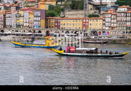 Rabelo Hafen Boote und die Ribeira und Altstadt gesehen vom Fluss Douro, Vila Nova De Gaia, Porto, Portugal Stockfoto