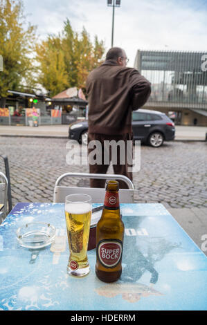 Eine Flasche und Glas Super Bock Lagerbier auf einen Balken, Vila Nova De Gaia, Fluss Douro, Porto, Portugal Stockfoto